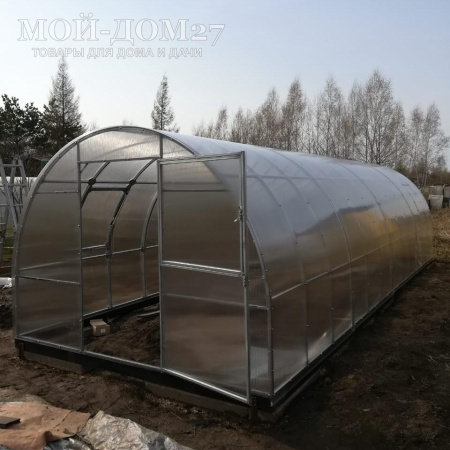 Теплица Крепче Усиленная 8 метров с поликарбонатом | Мой-Дом27 | Каркас изготовлен из оцинкованной замкнутой трубы 30*20 мм.<br>
 Ширина - 3 метра. Высота - 2,1 метра. Длина 8 метров. <br>
 Выдерживаемая снеговая нагрузка - 230 кг/м2. Выдерживаемая ветровая нагрузка - до 28 м/с.<br>
 <b>ЦЕЛЬНОСВАРНЫЕ ТОРЦЫ и ДУГИ. Расстояние между дугами 0,65 метра.</b><br>
 Толщина металла дуг 1 мм. Ширина двери 0,96 метра.<br>